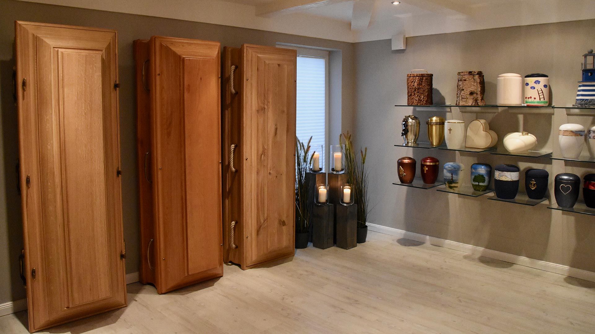 Innenansicht Särge & Urnen Bestattungsinstitut Hecht in Reinfeld